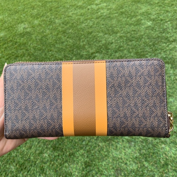 Michael Kors wallet - Picture 2 of 15